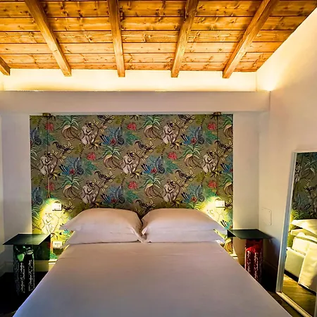 Diffuso Ginevra Boutique - Palazzo Leosini - Residenze D'epoca Hotel LʼAquila