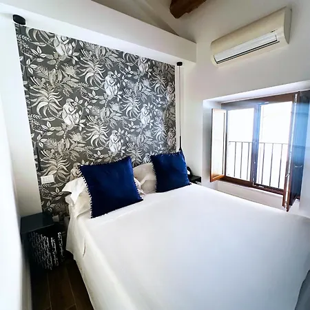 Ginevra Boutique - Palazzo Leosini - Residenze D'epoca 4* LʼAquila